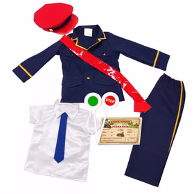 Komplettes Kinder-Schaffner-Kostüm bestehend aus Jacke, Hose, Hemd mit Krawatte, roter Schärpe und Mütze, Signalkelle und Fahrschein-Block, flach ausgelegt vor weißem Hintergrund.