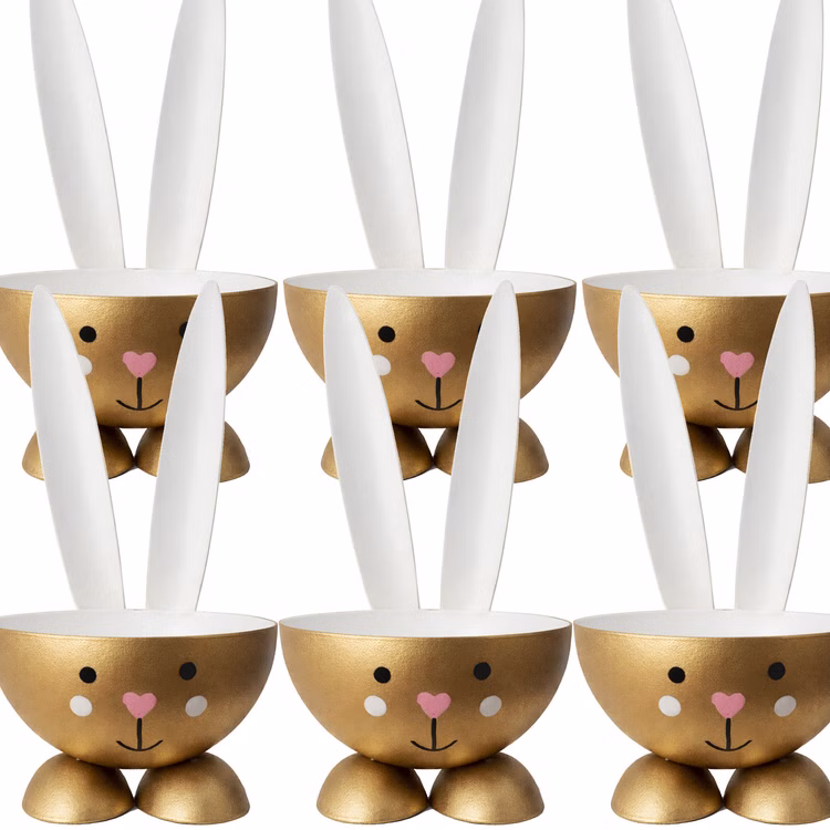 Eierbecher-Set 6 Stück Hase Gold aus Metall Osterhase gedeckter Tisch Ostern Oster-Deko Dekoration Frühling Osterfest Osterbrunch Tisch-Deko Sechs goldene Eierbecher in Hasenform aus Metall nebeneinander auf weißem Hintergrund.