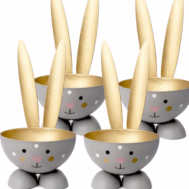 Eierbecher-Set 4 Stück Hase Gold aus Metall Osterhase gedeckter Tisch Ostern Oster-Deko Dekoration Frühling Osterfest Osterbrunch Tisch-Deko Vier graue Hasen-Eierbecher mit weißen Punkten und goldfarbener Innenseite nebeneinander auf weißem Hintergrund arrangiert.