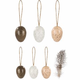 Holzschale in Huhn-Form mit 16 gesprenkelten Dekoeiern in Naturtönen auf weißem Hintergrund.