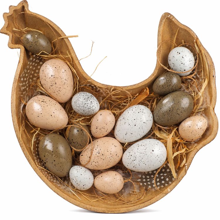 Osterdeko Holzschale Huhn 27 x 30 cm mit 16 Dekoeiern Osternest Holzschale in Huhn-Form mit 16 gesprenkelten Dekoeiern in Naturtönen auf weißem Hintergrund.
