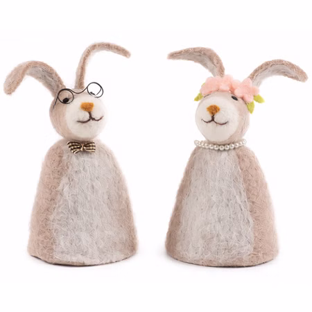 2 Eierwärmer Hasen aus Filz Hasenmann & Hasenfrau Tisch-Deko Ostern Osterbrunch Osterfrühstück Tisch-Deko Osterhase Osterfest Zwei Filz-Eierwärmer in Hasenform – Hasenmann mit Brille und Schleife, Hasenfrau mit Blütenkranz und Perlenkette – vor weißem Hintergrund.