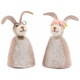 Zwei Filz-Eierwärmer in Hasenform – Hasenmann mit Brille und Schleife, Hasenfrau mit Blütenkranz und Perlenkette – vor weißem Hintergrund.