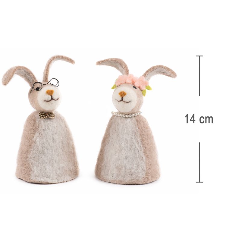 2 Eierwärmer Hasen aus Filz Hasenmann & Hasenfrau Tisch-Deko Ostern Zwei Filz-Eierwärmer in Hasenform – Hasenmann mit Brille und Schleife, Hasenfrau mit Blütenkranz und Perlenkette – vor weißem Hintergrund.
