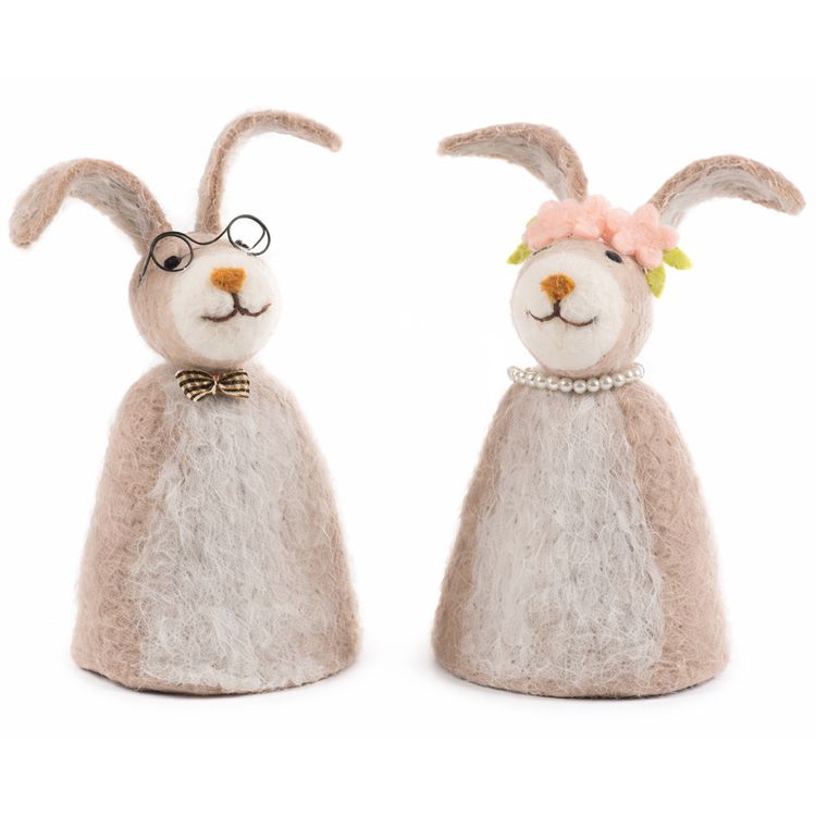 2 Eierwärmer Hasen aus Filz Hasenmann & Hasenfrau Tisch-Deko Ostern Zwei Filz-Eierwärmer in Hasenform – Hasenmann mit Brille und Schleife, Hasenfrau mit Blütenkranz und Perlenkette – vor weißem Hintergrund.