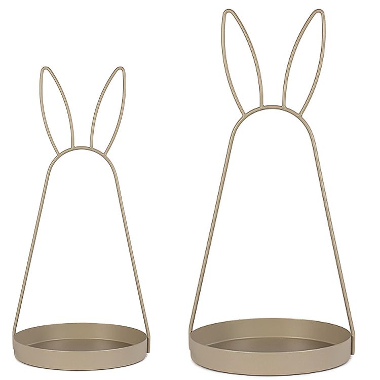 Oster-Deko Serviertablett 2er-Set mit Hasenohren 49 cm & 39 cm Schale aus Metall Zwei goldfarbene Oster-Dekoschalen aus Metall mit Hasenohren in unterschiedlichen Größen, 39 cm und 49 cm, auf weißem Hintergrund freigestellt.