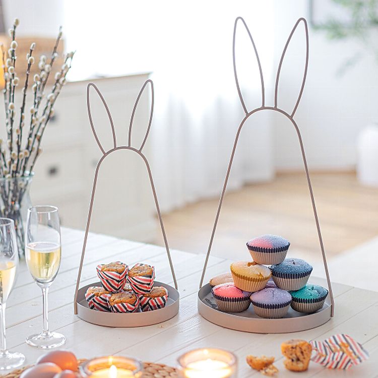 Oster-Deko Serviertablett 2er-Set mit Hasenohren 49 cm & 39 cm Schale aus Metall Zwei goldfarbene Oster-Dekoschalen aus Metall mit Hasenohren in unterschiedlichen Größen, 39 cm und 49 cm, auf weißem Hintergrund freigestellt.