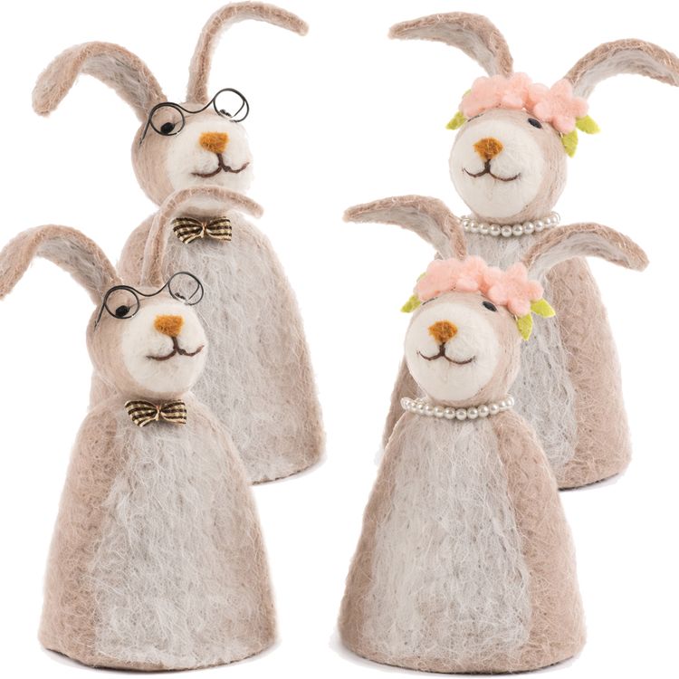 Eierwärmer Hasen aus Filz 4er-Set Hasenmann & Hasenfrau Tisch-Deko Ostern Vier Filz-Eierwärmer in Hasenform – 2 mal Hasenmann mit Brille und Schleife, 2 mal Hasenfrau mit Blütenkranz und Perlenkette – vor weißem Hintergrund.