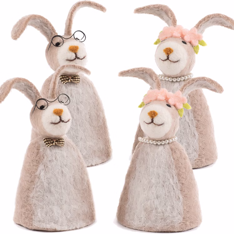 Eierwärmer Hasen aus Filz 4er-Set Hasenmann & Hasenfrau Tisch-Deko Ostern Osterbrunch Osterfrühstück Tisch-Deko Osterhase Osterfest Vier Filz-Eierwärmer in Hasenform – 2 mal Hasenmann mit Brille und Schleife, 2 mal Hasenfrau mit Blütenkranz und Perlenkette – vor weißem Hintergrund.