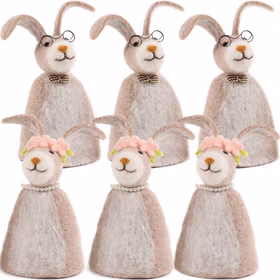 Eierwärmer Hasen aus Filz 6er-Set Hasenmann & Hasenfrau Tisch-Deko Ostern Osterbrunch Osterfrühstück Tisch-Deko Osterhase Osterfest Sechs Filz-Eierwärmer in Hasenform – 3 mal Hasenmann mit Brille und Schleife, 3 mal Hasenfrau mit Blütenkranz und Perlenkette – vor weißem Hintergrund.