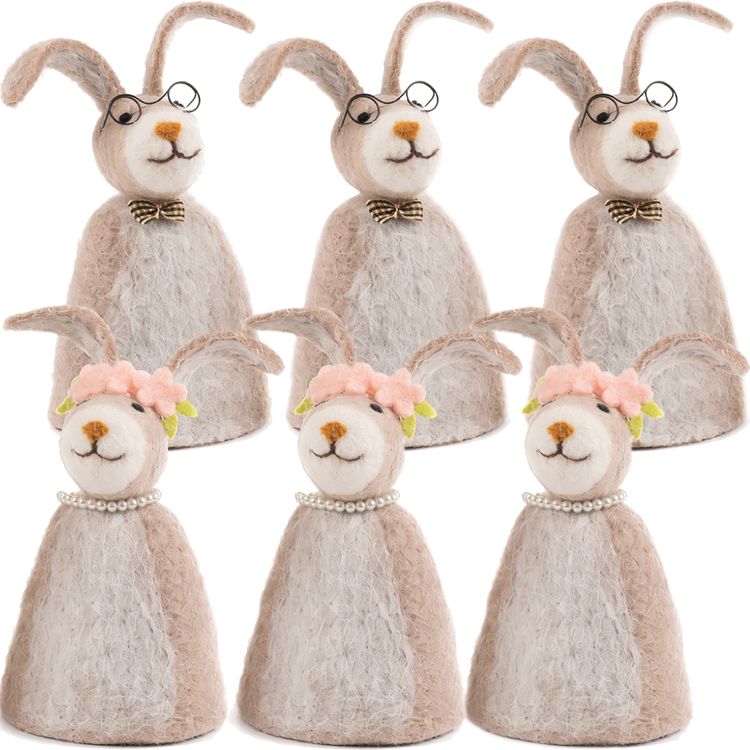 Eierwärmer Hasen aus Filz 6er-Set Hasenmann & Hasenfrau Tisch-Deko Ostern Sechs Filz-Eierwärmer in Hasenform – 3 mal Hasenmann mit Brille und Schleife, 3 mal Hasenfrau mit Blütenkranz und Perlenkette – vor weißem Hintergrund.