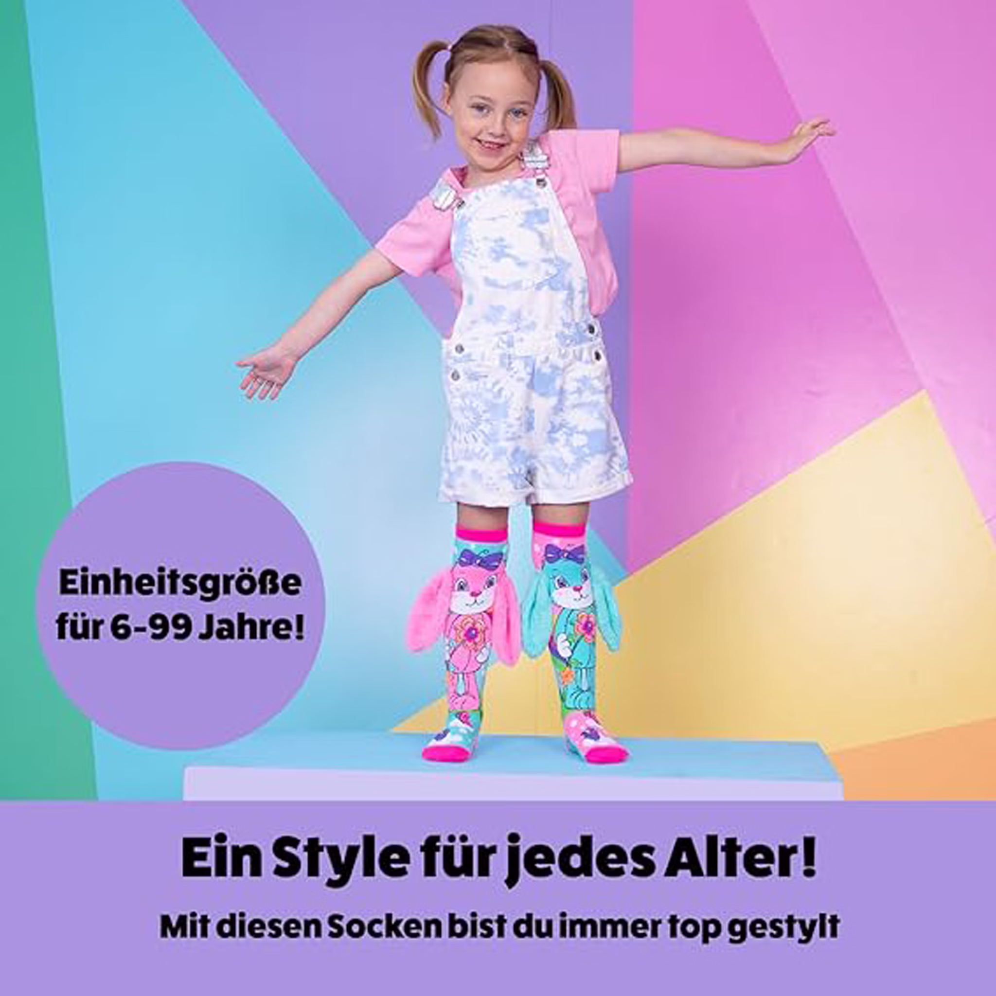Lustige Hasen Socken Schlappohr mit 3D-Ohren Ostern für Kinder & Erwachsene Osterhase Geschenkidee Ostern Kindersocken Fun-Socken Socken für Erwachsene Spaßsocken Kostüm-Zubehör Ostern Osterfest Ostergeschenk Kind steht vor farbigem Hintergrund und trägt die Hasen-Kniestrümpfe mit 3D-Ohren. Text im Bild weist auf Einheitsgröße für 6–99 Jahre hin.