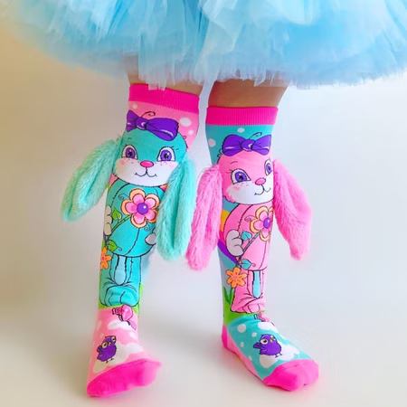 Lustige Hasen Socken Schlappohr mit 3D-Ohren Ostern für Kinder & Erwachsene Osterhase Geschenkidee Ostern Kindersocken Fun-Socken Socken für Erwachsene Spaßsocken Kostüm-Zubehör Ostern Osterfest Ostergeschenk Kind trägt bunte Kniestrümpfe mit großem Hasenmotiv in Pink und Türkis. Die Socken haben flauschige 3D-Ohren und zeigen Blumen-, Vogel- und Wolkenmotive.