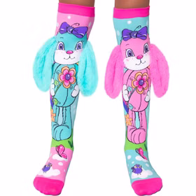 Lustige Hasen Socken Schlappohr mit 3D-Ohren Ostern für Kinder & Erwachsene Osterhase Geschenkidee Ostern Kindersocken Fun-Socken Socken für Erwachsene Spaßsocken Kostüm-Zubehör Ostern Osterfest Ostergeschenk Detailaufnahme der Kniestrümpfe am Bein: Großes Hasenmotiv mit Blume auf buntem Hintergrund, ergänzt durch weiche, flauschige Stoffohren.