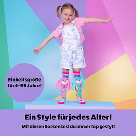 Lustige Hasen Socken Schlappohr mit 3D-Ohren Ostern für Kinder & Erwachsene Osterhase Geschenkidee Ostern Kindersocken Fun-Socken Socken für Erwachsene Spaßsocken Kostüm-Zubehör Ostern Osterfest Ostergeschenk Kind steht vor farbigem Hintergrund und trägt die Hasen-Kniestrümpfe mit 3D-Ohren. Text im Bild weist auf Einheitsgröße für 6–99 Jahre hin.