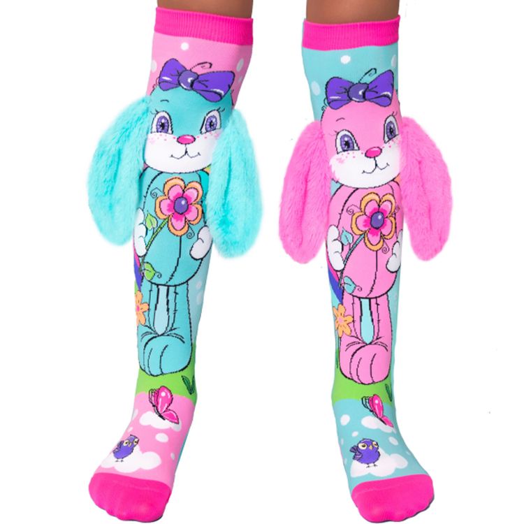 Kind trägt bunte Kniestrümpfe mit großem Hasenmotiv in Pink und Türkis. Die Socken haben flauschige 3D-Ohren und zeigen Blumen-, Vogel- und Wolkenmotive.