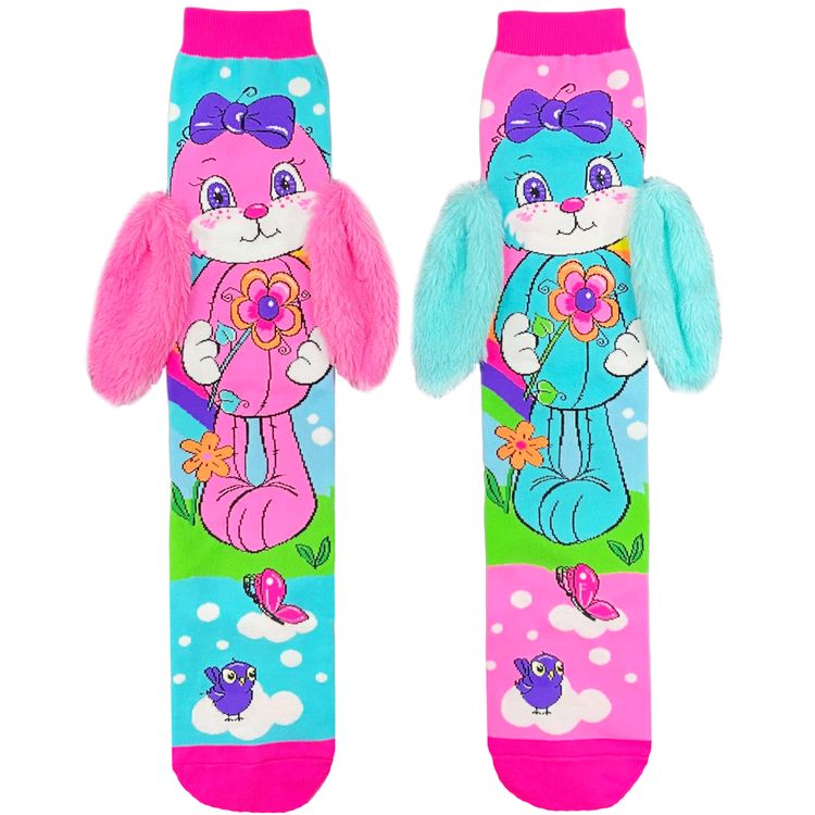 Kind trägt bunte Kniestrümpfe mit großem Hasenmotiv in Pink und Türkis. Die Socken haben flauschige 3D-Ohren und zeigen Blumen-, Vogel- und Wolkenmotive.
