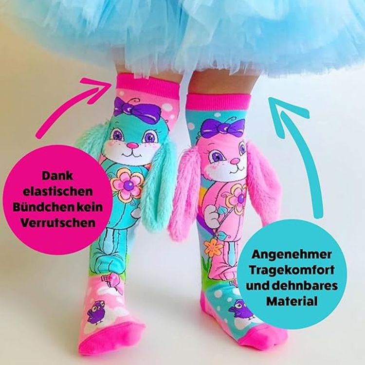 Kind trägt bunte Kniestrümpfe mit großem Hasenmotiv in Pink und Türkis. Die Socken haben flauschige 3D-Ohren und zeigen Blumen-, Vogel- und Wolkenmotive.