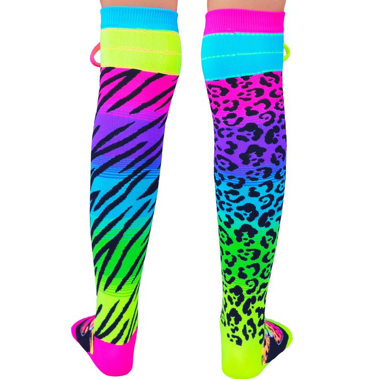 Knallbunte Neon-Kniestrümpfe im Safari-Design mit Zebra- und Leopardenmuster sowie aufgenähten Schnürsenkeln in Pink und Neon-Grün, seitlich am Bein getragen.