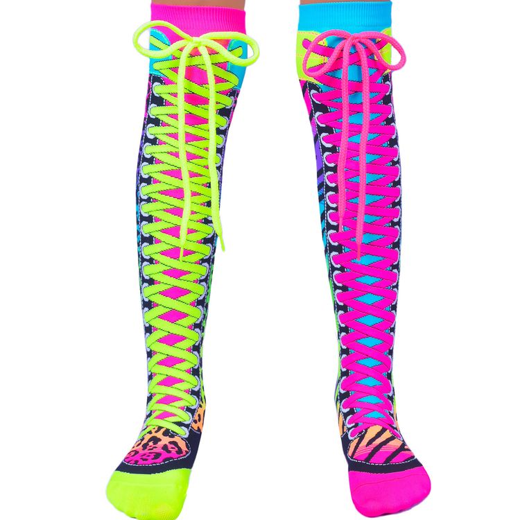 Knallbunte Neon-Kniestrümpfe im Safari-Design mit Zebra- und Leopardenmuster sowie aufgenähten Schnürsenkeln in Pink und Neon-Grün, seitlich am Bein getragen.