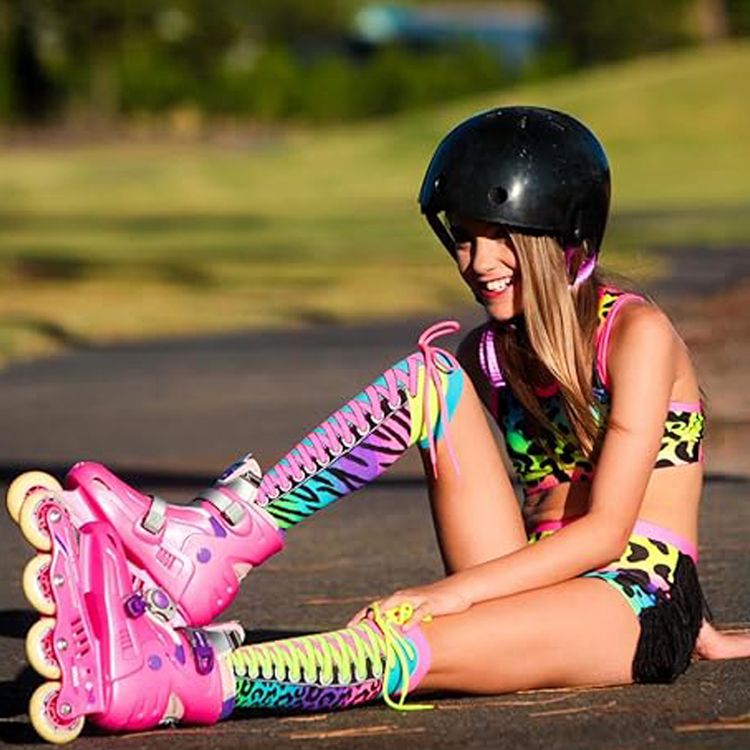 Knallbunte Neon-Kniestrümpfe im Safari-Design mit Zebra- und Leopardenmuster sowie aufgenähten Schnürsenkeln in Pink und Neon-Grün, seitlich am Bein getragen.