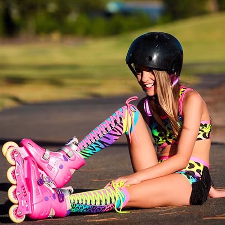 Lustige Socken Neon-Safari Bunt 80 & 90er Style Bunt für Kinder & Erwachsene Fun-Socken Spaßsocken 80er Jahre 90er Jahre Neon-Party Kostüm-Zubehör Fasching Karneval Mottoparty Festival Person mit pinken Rollschuhen trägt die bunten 80er-Jahre Neon-Kniestrümpfe mit Tierprint und Schnürsenkel-Design.