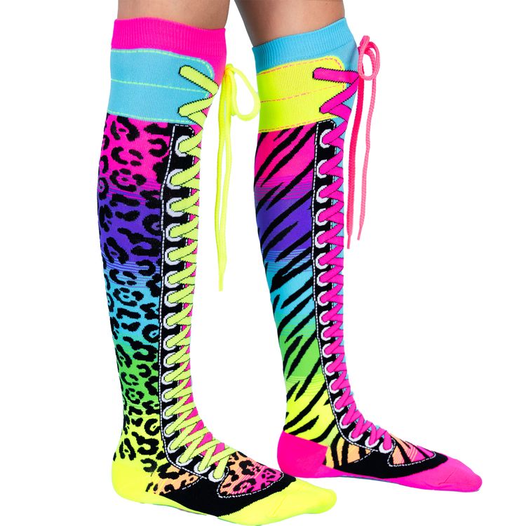 Knallbunte Neon-Kniestrümpfe im Safari-Design mit Zebra- und Leopardenmuster sowie aufgenähten Schnürsenkeln in Pink und Neon-Grün, seitlich am Bein getragen.