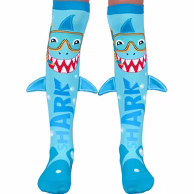 Lustige Socken Hai Henri mit Taucherbrille & 3D-Flosse für Kinder & Erwachsene Tiersocken Spaßsocken Kindersocken Fun-Socken Hai-Socken Shark Kostüm-Zubehör Geburtstag Mottoparty Fasching Karneval Blaue Kniestrümpfe mit fröhlichem Hai-Motiv, Taucherbrille und seitlich angenähten 3D-Flossen, Vorderansicht beider Socken.