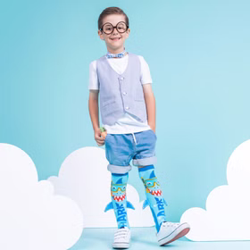 Lustige Socken Hai Henri mit Taucherbrille & 3D-Flosse für Kinder & Erwachsene Tiersocken Spaßsocken Kindersocken Fun-Socken Hai-Socken Shark Kostüm-Zubehör Geburtstag Mottoparty Fasching Karneval Kind trägt blaue Hai-Kniestrümpfe mit 3D-Flossen und Taucherbrillen-Motiv vor hellblauem Hintergrund.