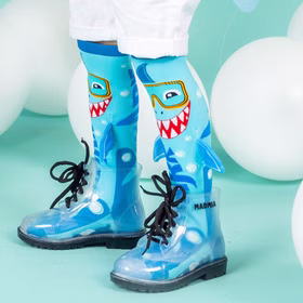 Lustige Socken Hai Henri mit Taucherbrille & 3D-Flosse für Kinder & Erwachsene Tiersocken Spaßsocken Kindersocken Fun-Socken Hai-Socken Shark Kostüm-Zubehör Geburtstag Mottoparty Fasching Karneval Detailansicht der Hai-Socken mit angenähten Flossen, getragen in transparenten Schnürschuhen.