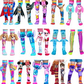 Blaue Kniestrümpfe mit fröhlichem Hai-Motiv, Taucherbrille und seitlich angenähten 3D-Flossen, Vorderansicht beider Socken.