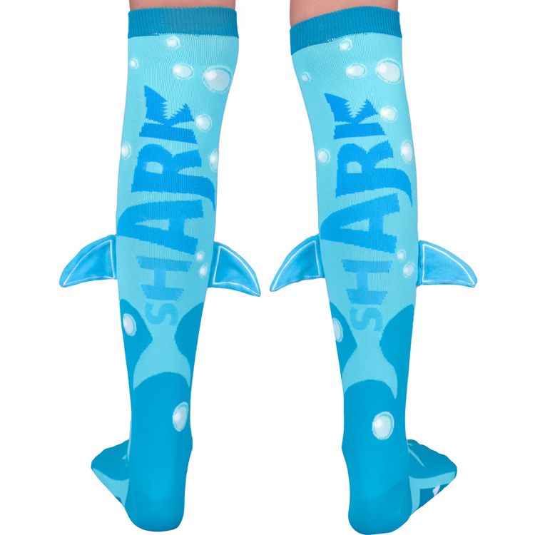 Blaue Kniestrümpfe mit fröhlichem Hai-Motiv, Taucherbrille und seitlich angenähten 3D-Flossen, Vorderansicht beider Socken.