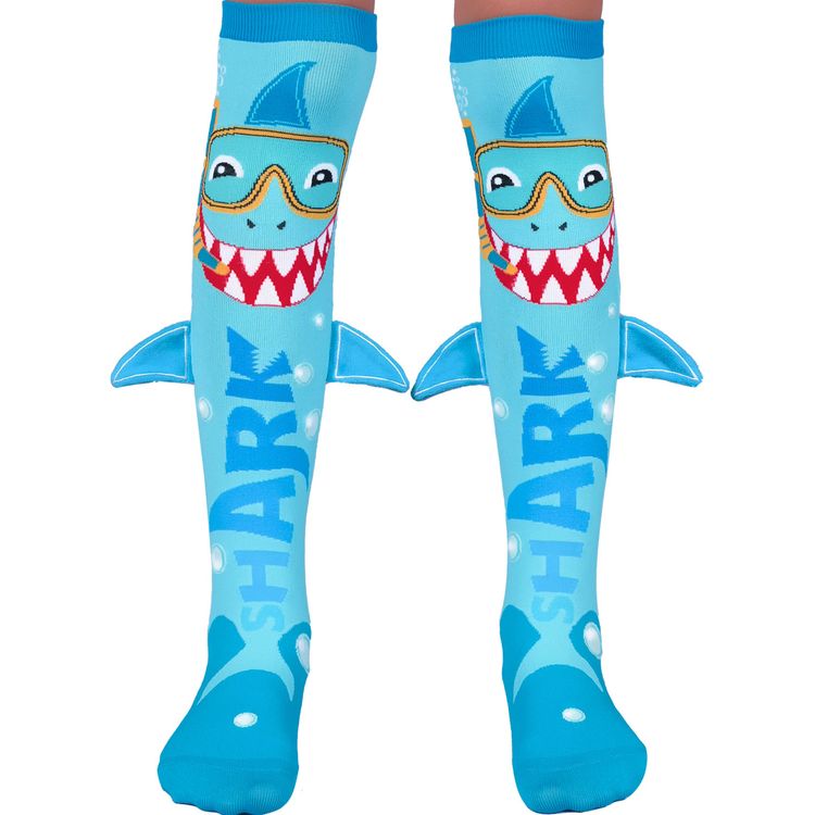 Blaue Kniestrümpfe mit fröhlichem Hai-Motiv, Taucherbrille und seitlich angenähten 3D-Flossen, Vorderansicht beider Socken.