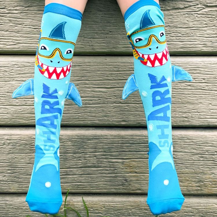 Blaue Kniestrümpfe mit fröhlichem Hai-Motiv, Taucherbrille und seitlich angenähten 3D-Flossen, Vorderansicht beider Socken.