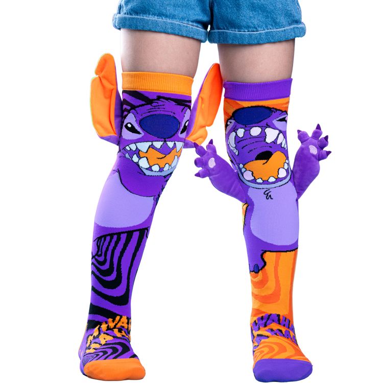 Lustige Stitch Socken Stitchzilla Halloween mit 3D-Ohren für Kinder & Erwachsene Lila-orange Kniestrümpfe mit Stitch Halloween Motiv und seitlich angenähten 3D-Ohren, getragen mit hochgekrempelter Jeansshorts.