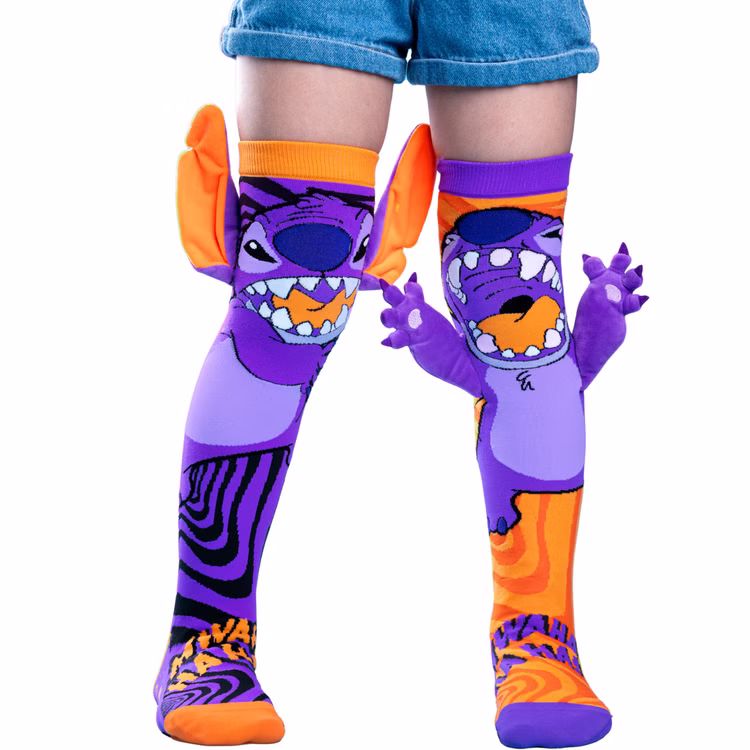 Lustige Stitch Socken Stitchzilla Halloween mit 3D-Ohren für Kinder & Erwachsene Kniestrümpfe Geschenkidee Kindersocken Socken für Erwachsene Spaßsocken Fun-Socken Kostüm-Zubehör Stitchsocken Lila-orange Kniestrümpfe mit Stitch Halloween Motiv und seitlich angenähten 3D-Ohren, getragen mit hochgekrempelter Jeansshorts.