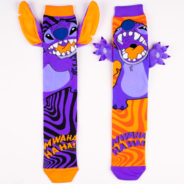 Lustige Stitch Socken Stitchzilla Halloween mit 3D-Ohren für Kinder & Erwachsene Lila-orange Kniestrümpfe mit Stitch Halloween Motiv und seitlich angenähten 3D-Ohren, getragen mit hochgekrempelter Jeansshorts.