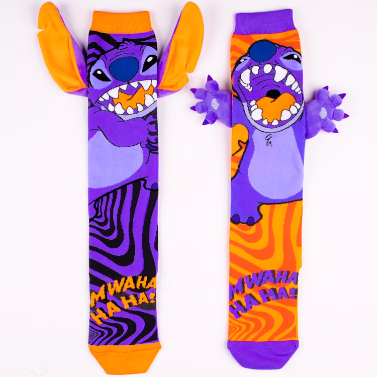 Lustige Stitch Socken Stitchzilla Halloween mit 3D-Ohren für Kinder & Erwachsene Kniestrümpfe Geschenkidee Kindersocken Socken für Erwachsene Spaßsocken Fun-Socken Kostüm-Zubehör Stitchsocken Vorderansicht beider Stitch Halloween Kniestrümpfe mit unterschiedlichen Motiven und orangefarbenen 3D-Ohren.