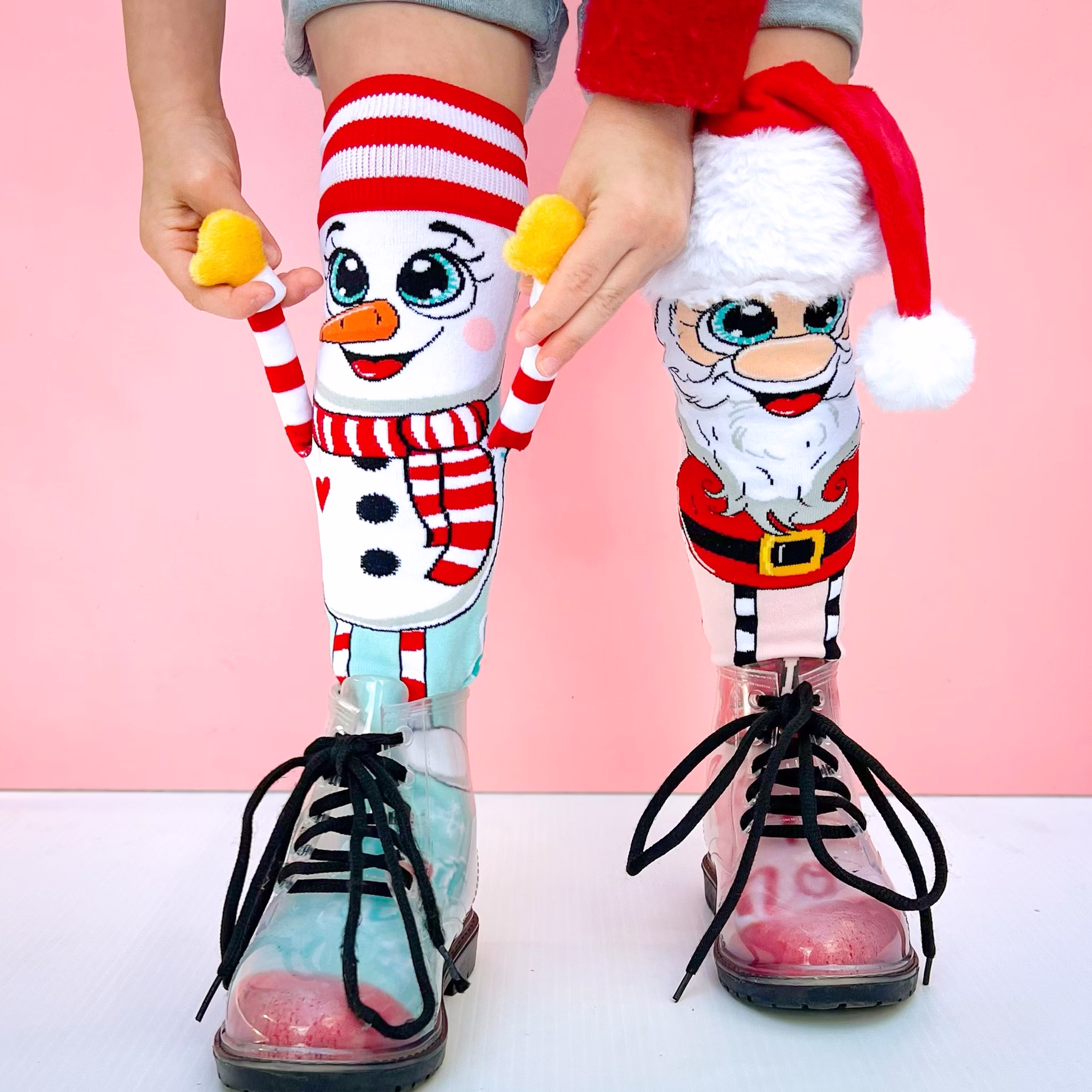 Lustige Weihnachtssocken mit 3D Schneemann & Weihnachtsmann Kinder & Erwachsene Kindersocken Geschenkidee Nikolaus Weihnachten Socken für Erwachsene Lustige Weihnachtssocken Weihnachtsfeier Detailansicht der Socken mit Plüscharmen des Schneemanns und 3D-Weihnachtsmütze des Weihnachtsmanns.
