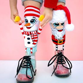 Kniestrümpfe mit Schneemann- und Weihnachtsmann-Motiv sowie 3D-Applikationen, Vorderansicht beider Socken.