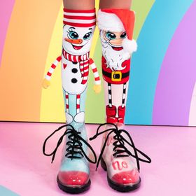 Kniestrümpfe mit Schneemann- und Weihnachtsmann-Motiv sowie 3D-Applikationen, Vorderansicht beider Socken.