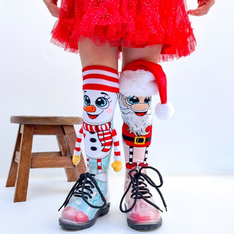 Kniestrümpfe mit Schneemann- und Weihnachtsmann-Motiv sowie 3D-Applikationen, Vorderansicht beider Socken.