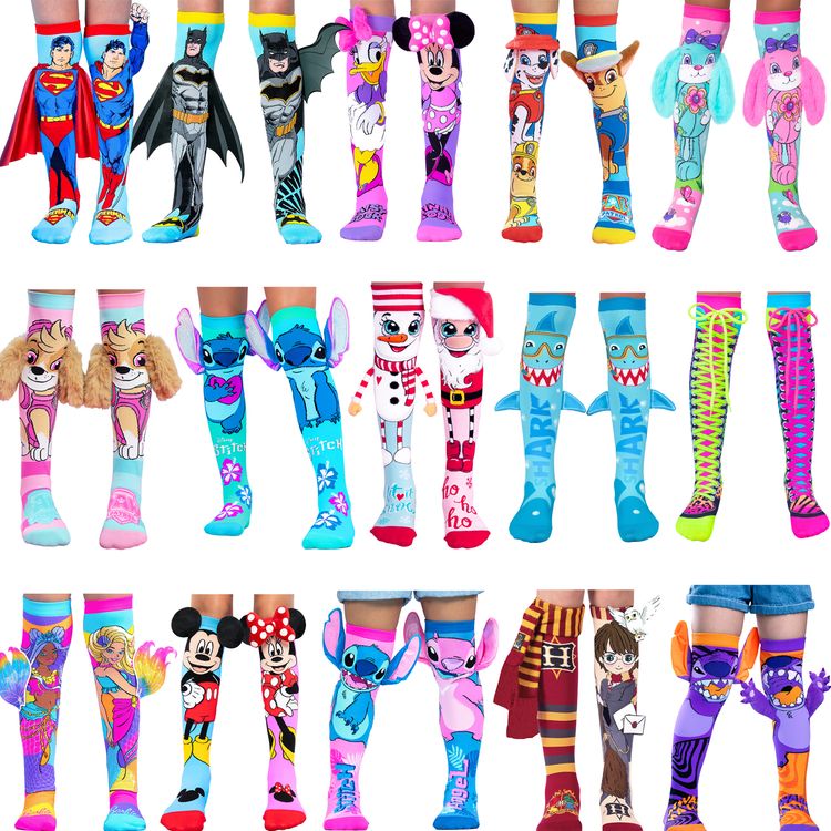 Kniestrümpfe mit Schneemann- und Weihnachtsmann-Motiv sowie 3D-Applikationen, Vorderansicht beider Socken.