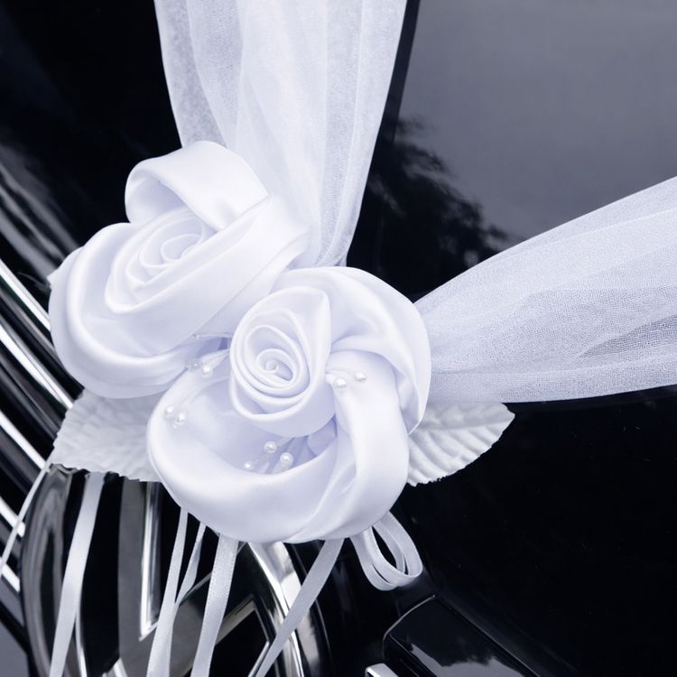 Autoschmuck Deko 2 Girlanden mit Blüten Weiß 180 cm Motorhaube Hochzeitsauto Detailansicht der weißen Hochzeitsgirlande mit Rosenblüten entlang der Motorhaube eines Fahrzeugs.