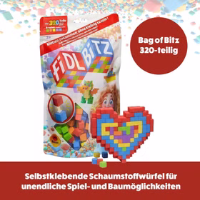 320 Selbstklebende Würfel Kreatives Motorik- & Konstruktionsspielzeug FIDL BITZ Bau- und Lernspielzeug für Kinder ab 3 Jahren Spielwaren Spielzeug Geschenkidee Bunte Bauwürfel Beutel mit 320 bunten FIDL BITZ Schaumstoffwürfeln zum kreativen Bauen sowie Beispiel einer Herzfigur aus den selbsthaftenden Bauwürfeln. Die Würfel lassen sich ohne Kleber zusammendrücken und ermöglichen zahlreiche Spiel- und Baumöglichkeiten.