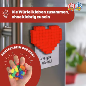 320 Selbstklebende Würfel Kreatives Motorik- & Konstruktionsspielzeug FIDL BITZ Bau- und Lernspielzeug für Kinder ab 3 Jahren Spielwaren Spielzeug Geschenkidee Bunte Bauwürfel Herz-Form aus Bauwürfeln haftet an einer glatten Kühlschrank-Oberfläche.
