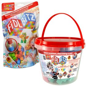 Transparenter Kunststoff-Eimer mit rotem Deckel und Tragegriff, gefüllt mit etwa 184 bunten FIDL BITZ Bauwürfeln (ca. 2 × 2 cm). Die selbstklebenden Würfel lassen sich ohne Kleber zusammendrücken und ermöglichen kreatives Bauen.