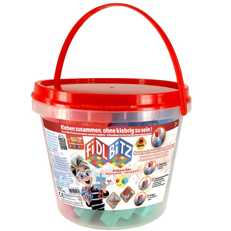 184 Selbstklebende Würfel Kreatives Motorik- & Konstruktionsspielzeug für Kinder Transparenter Kunststoff-Eimer mit rotem Deckel und Tragegriff, gefüllt mit etwa 184 bunten FIDL BITZ Bauwürfeln (ca. 2 × 2 cm). Die selbstklebenden Würfel lassen sich ohne Kleber zusammendrücken und ermöglichen kreatives Bauen.