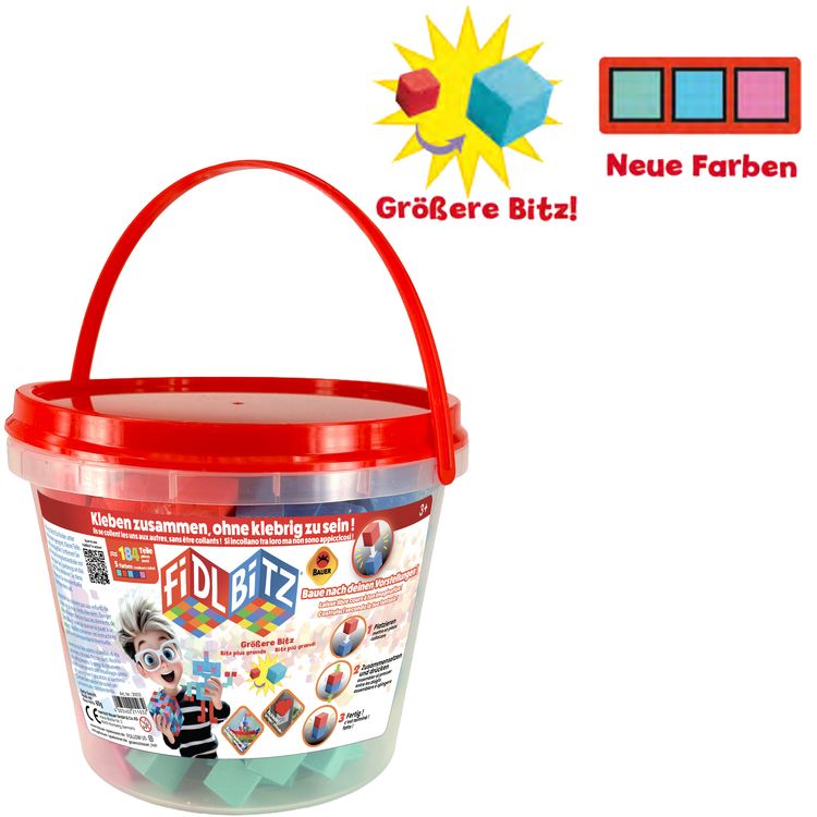 184 Selbstklebende Würfel Kreatives Motorik- & Konstruktionsspielzeug für Kinder Transparenter Kunststoff-Eimer mit rotem Deckel und Tragegriff, gefüllt mit etwa 184 bunten FIDL BITZ Bauwürfeln (ca. 2 × 2 cm). Die selbstklebenden Würfel lassen sich ohne Kleber zusammendrücken und ermöglichen kreatives Bauen.