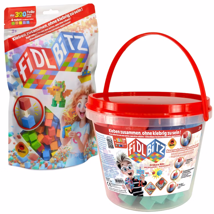 184 Selbstklebende Würfel Kreatives Motorik- & Konstruktionsspielzeug für Kinder im Eimer FIDL BITZ Bau- und Lernspielzeug für Kinder ab 3 Jahren Spielwaren Spielzeug Geschenkidee Bunte Bauwürfel Verpackungsvarianten der FIDL BITZ Bauwürfel: Beutel mit 320 bunten Schaumstoffwürfeln sowie Eimer mit Griff und 181 größeren Bauwürfeln. Die selbsthaftenden Würfel lassen sich ohne Kleber zusammendrücken und ermöglichen kreatives Bauen und Spielen.
